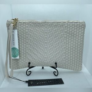 MT324-NWT Street Level Woven Wristlet Clutch